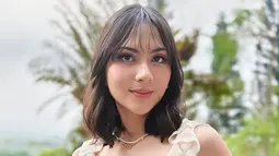 Potret Jessica Mila Liburan ke Pulau Padar dan Pantai Pink