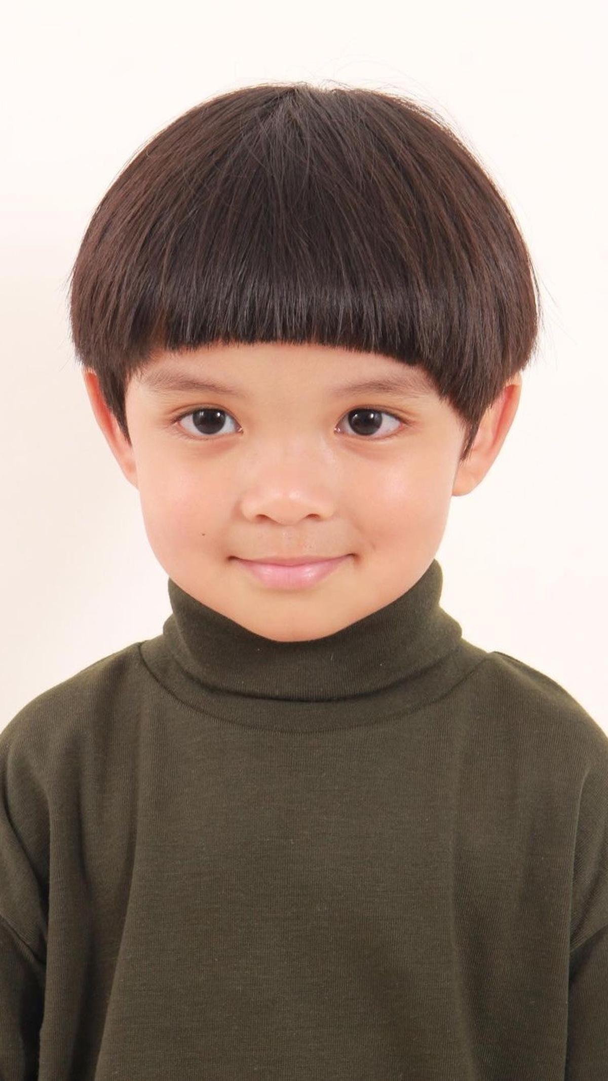 Farrell Rafisqy tampil dengan gaya imutnya. Terlebih gaya rambut 'mangkoknya' yang membuat gemas.