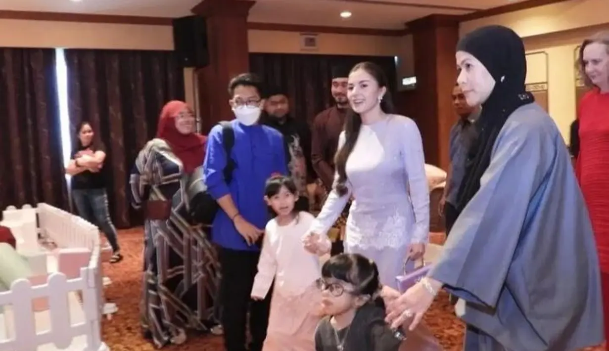 Tanpa ragu, Anisha Rosnah tunjukkan pesona keibuannya saat menyapa dan memeluk anak-anak yang hadir [@mateencore]