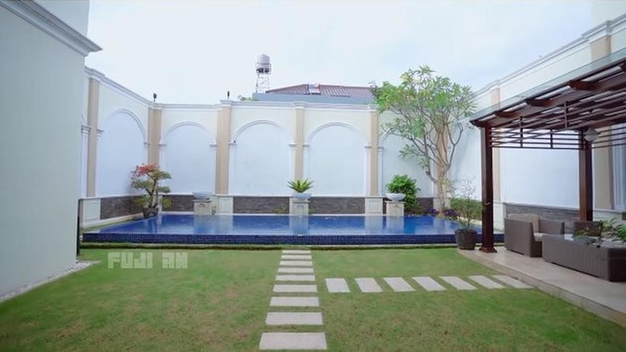 Banjir Hujatan di Awal Karirnya