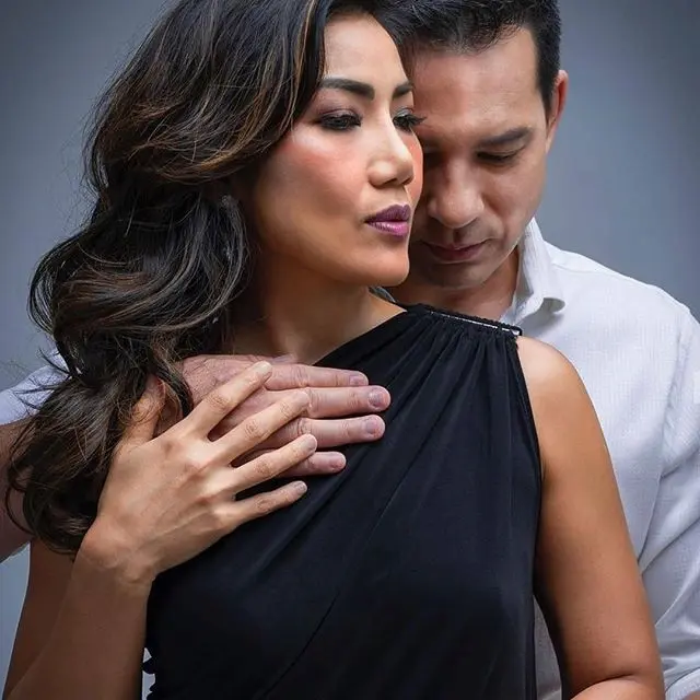 14 Tahun Menikah, Ini 6 Pemotretan Mesra Ari Wibowo dan Istri