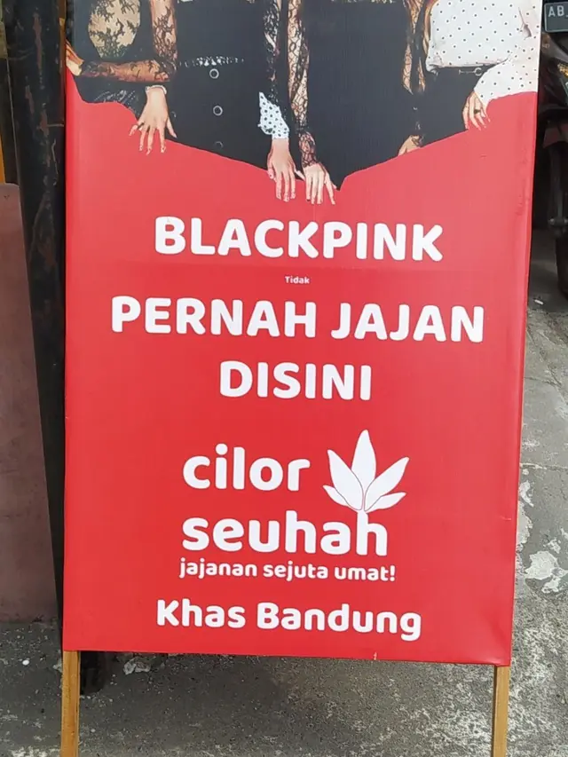 6 Spanduk Promo Jualan Ini Terinspirasi dari Idol K-Pop, Bikin Ngakak