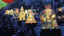 Sejumlah lampion berbentuk tokoh legenda setempat diarak saat Lotus Lantern Festival di Seoul, Korea Selatan, Sabtu (29/4). Parade ini bagian dari jelang perayaan ulang tahun Buddha yang jatuh pada 3 Mei 2017. (AP Photo / Lee Jin-man)