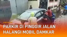 Dua mobil parkir sembarangan bikin susah mobil Damkar melintas.