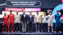 Pelatih Timnas Sepak Bola Indonesia, John Herdman berfoto bersama sejumlah jajaran dari Kelme, pelatih Timnas Indonesia U-17 Kurniawan Dwi Yulianto, dan sejumlah pemain Timnas Sepak Bola Indonesia saat acara Leave Your Mark Fest 2026 di Plaza Utara Stadion Utama Gelora Bung Karno, SUGBK, Senayan, Jakarta, Kamis (12/03/2026) malam WIB. (Bola.com/Bagaskara Lazuardi)