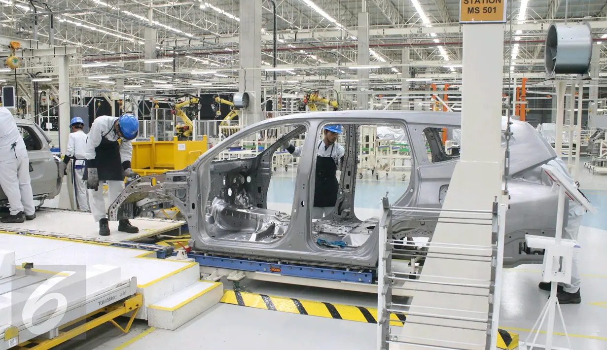 Pekerja merakit mobil di PT Mitsubishi Motors Krama Yudha Indonesia (MMKI), Cikarang, Bekasi, Jawa Barat, Selasa (25/4). (Liputan6.com/Angga Yuniar)