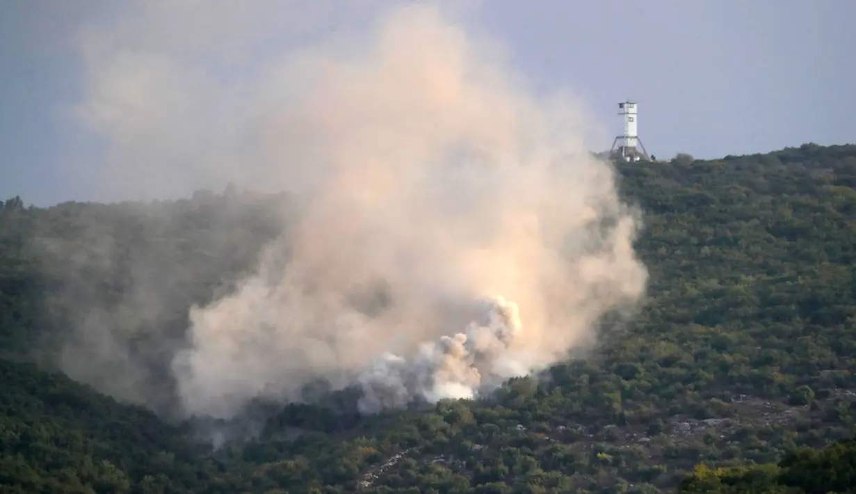 Selain kepada Hamas di Palestina, Israel terus melancarkan seragan ke Hizbullah yang berada di perbatasan Lebanon. Tiga anggota kelompok gerilyawan yang berbasis di Lebanon itu dilaporkan tewas. (AP Photo/Mohammed Zaatari)