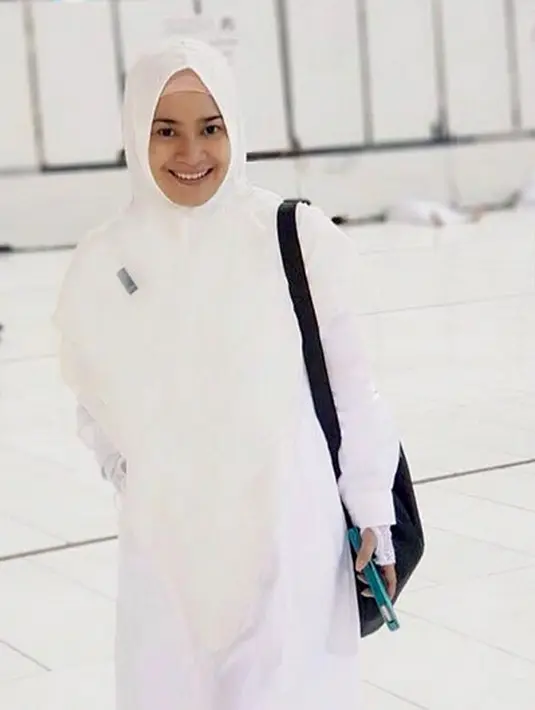 "Setelah haji, setelah pulang haji waktu itu sempat aku buka sebelum 40 hari. Itu juga jadi teguran banyak orang, termasuk orangtua saya. Sebelum 40 hari, saya akui saya pernah buka hijab karena pekerjaan," lanjut Ikke. (Instagram/ikkenurjanah0518)
