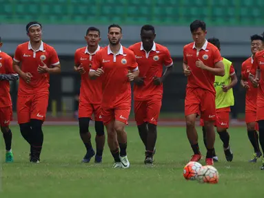 Pemain Persija melakukan uji lapangan jelang laga melawan Timnas Indonesia U-22 di Stadion Patriot Candrabhaga, Bekasi, Selasa (4/4). Persija akan melakoni laga uji coba melawan Timnas Indonesia U-22, (5/4). (Liputan6.com/Helmi Fithriansyah)