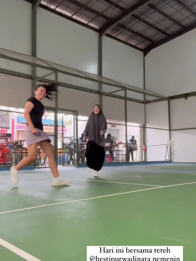 Natasha Rizky syari saat latihan badminton