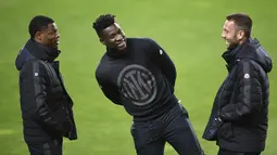 Gelandang Belanda Inter Milan Denzel Dumfries, penjaga gawang Kamerun Inter Milan Andre Onana dan bek Belanda Inter Milan Stefan de Vrij berjalan di lapangan sebelum konferensi pers di Stadion Dragao, di Porto, pada 13 Maret 2023. Inter Milan akan bertanding melawan tuan rumah Porto pada babak 16 besar Liga Champions. (AFP/Miguel Riopa)