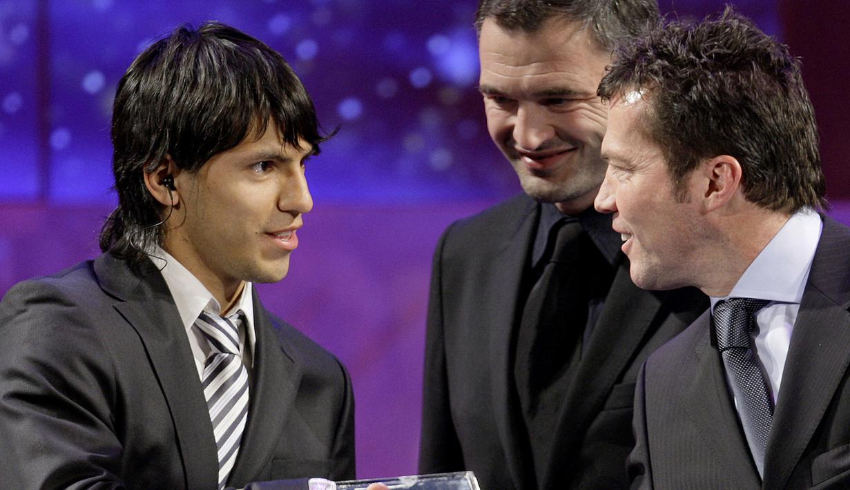 Sergio Aguero. Pemain asal Argentina ini meraih trofi Golden Boy edisi 2007 bersama Atletico Madrid. Musim 2006/2007 ia baru saja didatangkan dari Independiente dan sukses menggantikan Fernando Torres. Ia juga meraih gelar Piala Dunia U-20 tahun 2007 bersama Timnas Argentina. (AFP/Fabrice Coffrini)