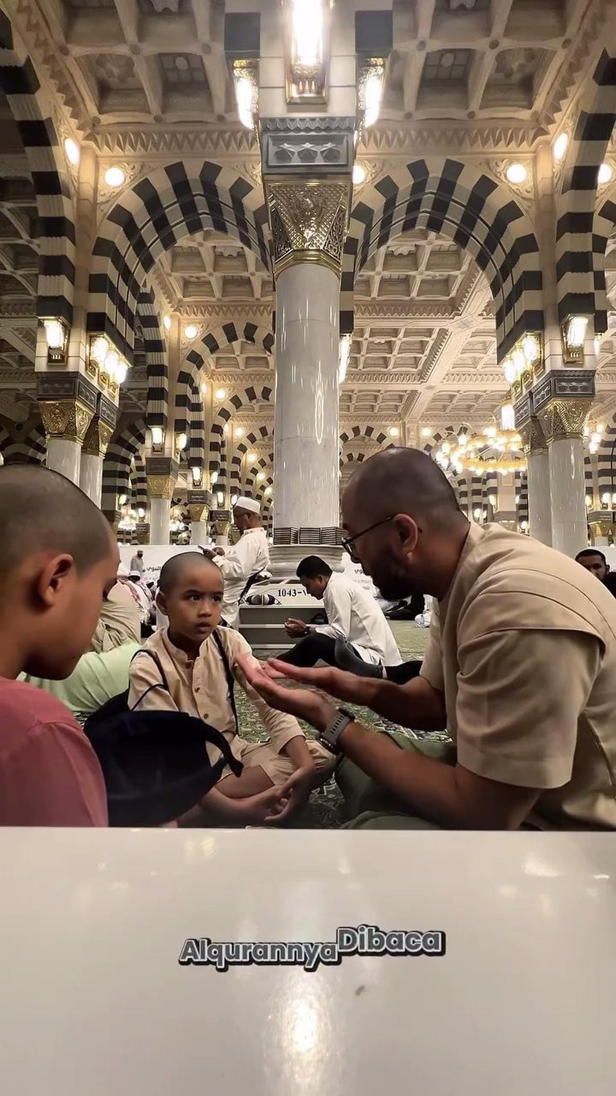 7 Potret Revalina S Temat Umrah Bareng Keluarga, Dua Anak Tampil Kompak dengan Rambut Plontos