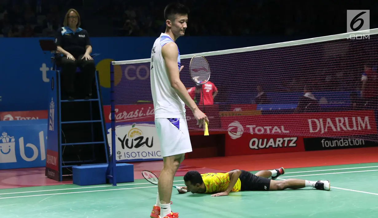Pebulu Tangkis unggulan kelima Indonesia Open 2019 asal China, Chen Long saat melawan Tommy Sugiarto (Indonesia) di Babak 32 besar Indonesia Open 2019 di Istora Senayan, Jakarta, Rabu (17/7/2019). Tommy kalah 20-22, 21-14. 16-19, 17-21. (Liputan6.com/Helmi Fitrhiansyah)