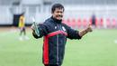 <p>Pelatih Timnas Indonesia U-22, Indra Sjafri berpose di depan para fotografer saat latihan perdana menjelang SEA Games 2025 di Stadion Madya, Kompleks Stadion Utama Gelora Bung Karno (SUGBK), Senayan, Jakarta, Selasa (11/11/2025). (Bola.com/Bagaskara Lazuardi)</p>