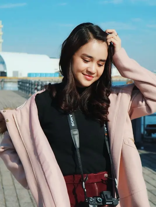 Belakangan ini nama Michelle Ziudith kian melambung di industri perfilman tanah air. Terbilang sukses dalam urusan berkarier, namun bagaimana soal kehidupan percintaannya? (Instagram/michelleziu)