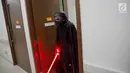 Karakter Darth Vader dari film Star Wars keluar dari salah satu kamar pasien di Siloam Hospitals TB Simatupang, Jakarta Selatan, Sabtu (6/4). Kehadiran karakter Star Wars ini untuk menghibur para pasien, khususnya anak-anak di rumah sakit tersebut. (Liputan6.com/Faizal Fanani)