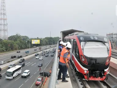 Aktivitas pekerja di Stasiun Light Rail Transit (LRT) Cibubur, Harjamukti, Depok, Minggu (13/10/2019). Progres pembangunan Stasiun LRT Cibubur baru mencapai 60 persen dan ditargetkan rampung serta diuji coba pada November 2019. (merdeka.com/Iqbal S. Nugroho)