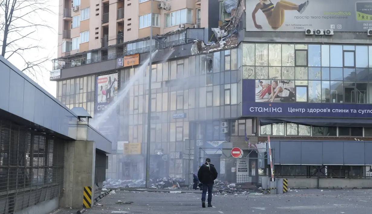 Sebuah gedung apartemen rusak setelah serangan roket di kota Kiev, Ukraina, Sabtu (26/2/2022). Pasukan Rusia menyerbu ke arah ibu kota Ukraina pada Sabtu (26/2), dan pertempuran jalanan pecah saat pejabat kota mendesak penduduk untuk berlindung. (AP Photo/Efrem Lukatsky)