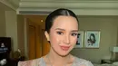 Mencium tangan suami usai dilantik, Beby Tsabina terlihat elegan dengan sanggul sleek dan soft makeup [@bebytsabina]