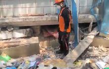 Detik-Detik Tim K9 Polri Temukan Korban Gempa dalam Operasi SAR di Myanmar