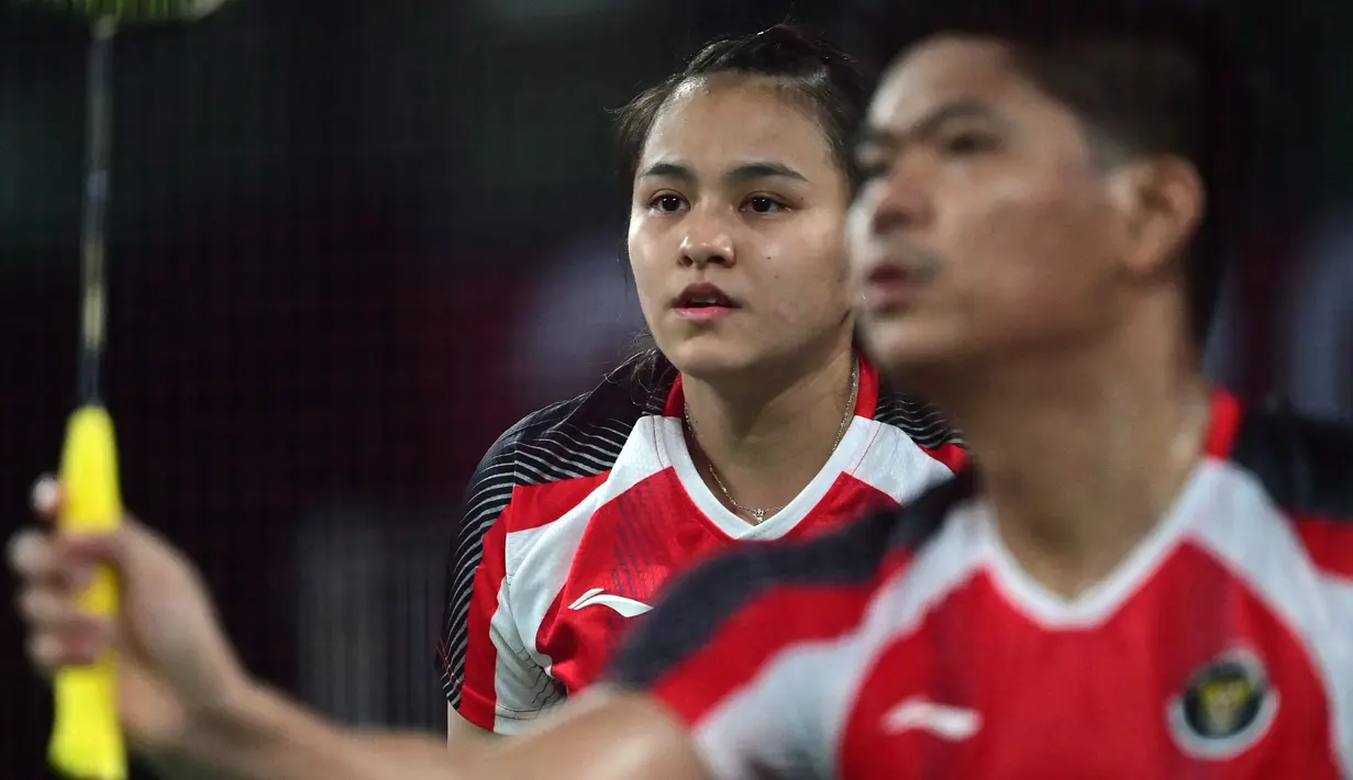 Ganda campuran Indonesia Melati Daeva Oktavianti melihat Praveen Jordan saat melawan Simon Leung dan Gronya Somerville (Australia) di Grup C cabang bulu tangkis Olimpiade Tokyo 2020 di Musashino Forest Sports Plaza, Sabtu (24/7/2021). Praveen / Melati menang 20-22, 21-17 dan 21-13. (Pedro PARDO/AFP)