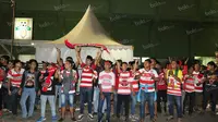 Suporter Madura United, K'cong Mania, menyambut kedatangan tim Madura United jelang melawan PS TNI dalam laga Torabika Soccer Championship 2016 di Stadion Siliwangi, Bandung, Minggu (1/5/2016). (Bola.com/Vitalis Yogi Trisna)
