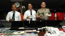 Direktur Reserse Kriminal Khusus Polda Metro Jaya, Kombes Pol Mujiono (tengah) menunjukkan barang bukti penipuan online menggunakan VOIP di Jakarta, Senin (1/2/2016). Polisi menahan 9 WNA serta 1 WNI dalam kasus ini. (Liputan6.com/Helmi Fithriansyah)