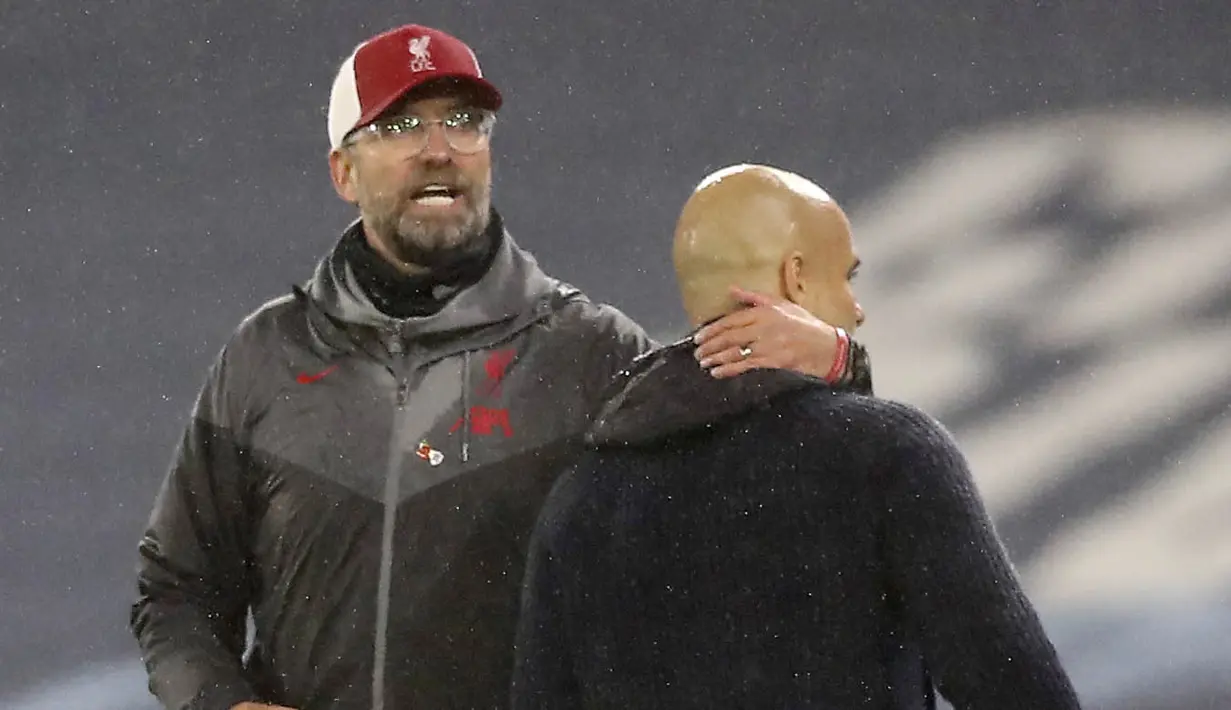 Pelatih Liverpool, Jurgen Klopp, berbincang dengan pelatih Manchester City, Pep Guardiola, pada laga Liga Inggris di Stadion Etihad, Minggu (8/11/2020). Kedua tim bermain imbang 1-1. (Martin Rickett/Pool via AP)