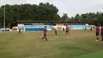 Vietnam kembali berulah. Timnas Indonesia yang dijanjikan mendapat tempat latihan yang sama dengan tuan rumah ternyata tak terwujud. Pasukan Shin Tae-yong kembali berlatih di lapangan sebelumnya, Tam Nong, Senin (9/5/2022) yang memiliki kualitas rumput buruk. (Bola.com/Ikhwan Yanuar)