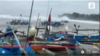 Gelombang besar bertubi-tubi menghantam Pantai Rancabuaya, Kecamatan Caringin, Kabupaten Garut, Jawa Barat.&nbsp;Ada pun tinggi gelombang diperkirakan rata-rata mencapai 3 meter. (Foto: Liputan6.com)