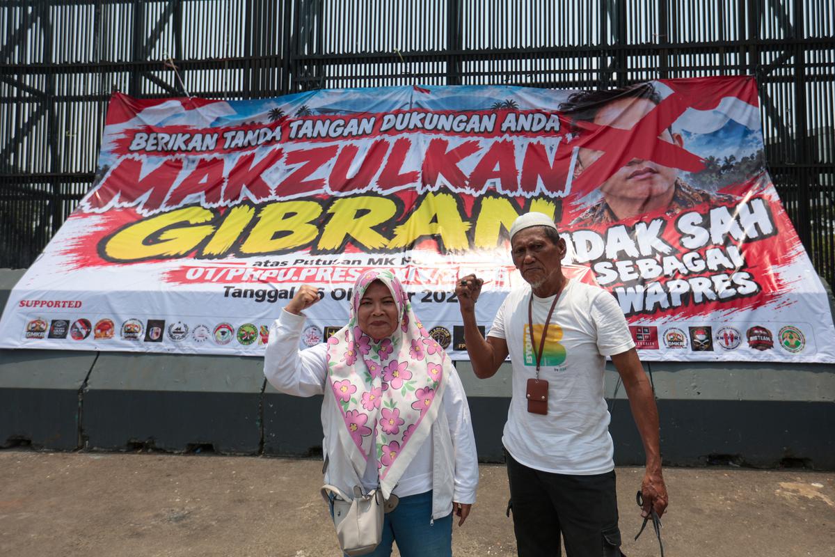 Spanduk Raksasa Terbentang dalam Aksi Tuntut Pemakzulan Gibran