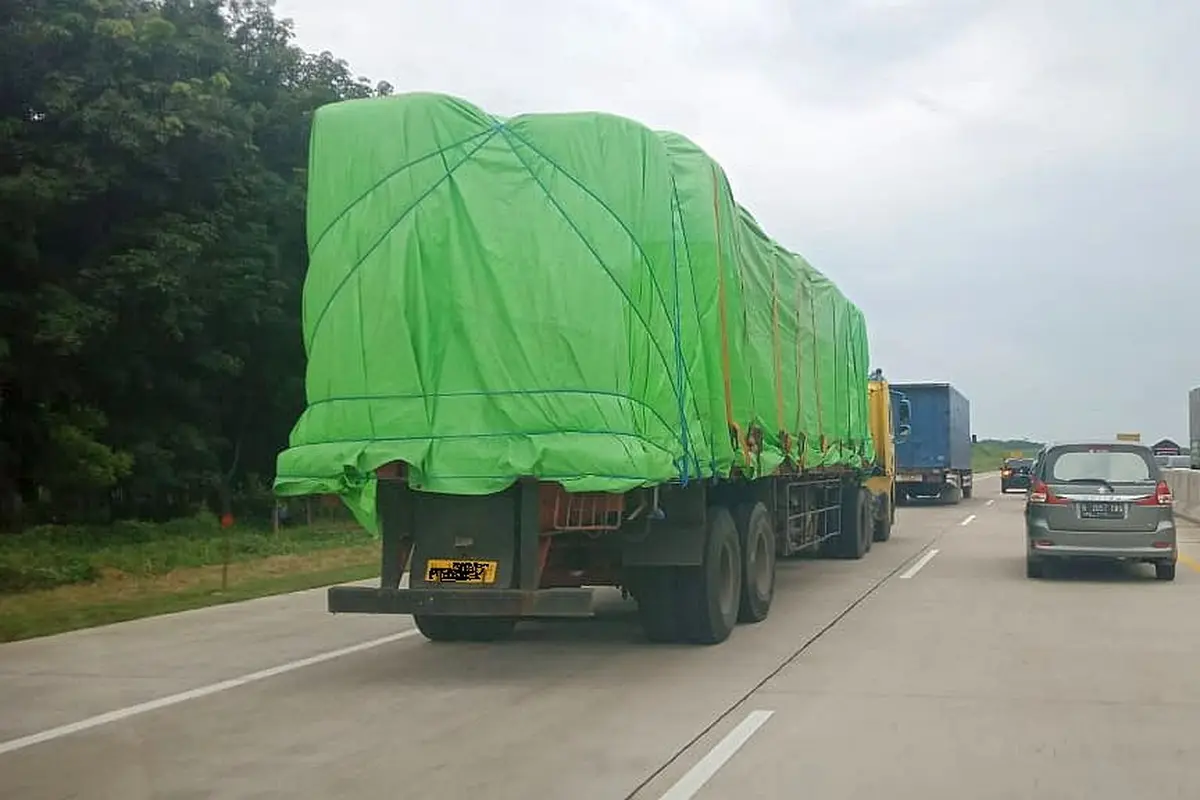 Truk kelebihan muatan atau Overdimension and Overload (odol) melintas di jalan tol. (Istimewa)