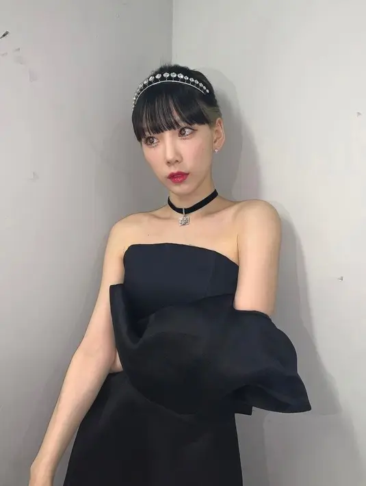 Untuk jenis garis leher ini, pasangkan dengan kalung choker berada tinggi di garis leher tanpa menutupi pakaian. Kalung pernyataan ini akan menambah kesan stylish pada pakaian Anda secara keseluruhan. (Instagram/taeyeon_ss).