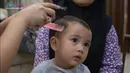 Nagita Slavina tampak begitu semangat untuk memotong rambut putra keduanya, Rayyanza Malik Ahmad alias Cipung. Sebelumnya, istri Raffi Ahmad itu hanya memotong bagian depan membentuk poni. [Youtube/Rans Entertainment]