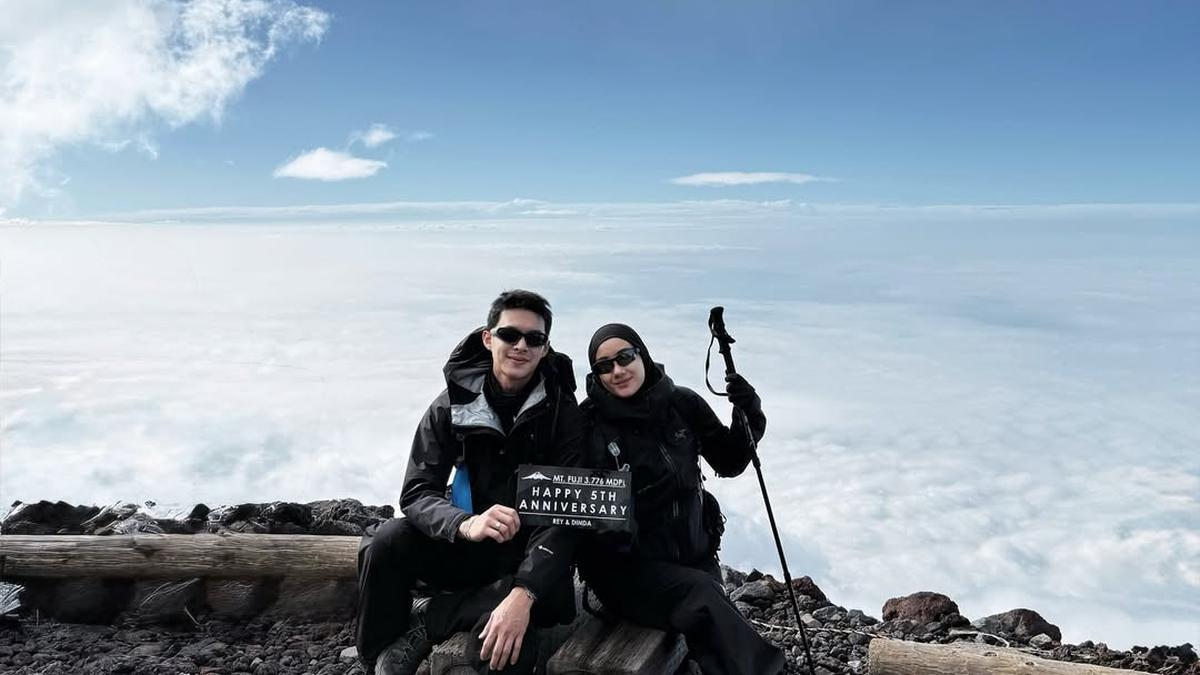 5 Gaya Edgy Pasutri Good Looking Rey Mbayang dan Dinda Hauw Rayakan 5 Tahun Pernikahan dengan Hiking ke Gunung Fuji