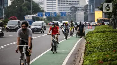 Pengendara sepeda melintas di jalan Sudirman, Jakarta, Jumat (19/6/2020). Direktorat Lalu Lintas Polda Metro Jaya mengingatkan pesepeda untuk berkendara di jalurnya. Pesepeda yang keluar dari jalurnya bisa dikenai denda tilang Rp 100 ribu. (Liputan6.com/Faizal Fanani)