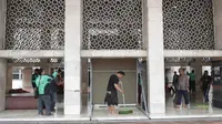 Puluhan Sopir Ojek Online Ramai-Ramai Bersihkan Masjid Istiqlal