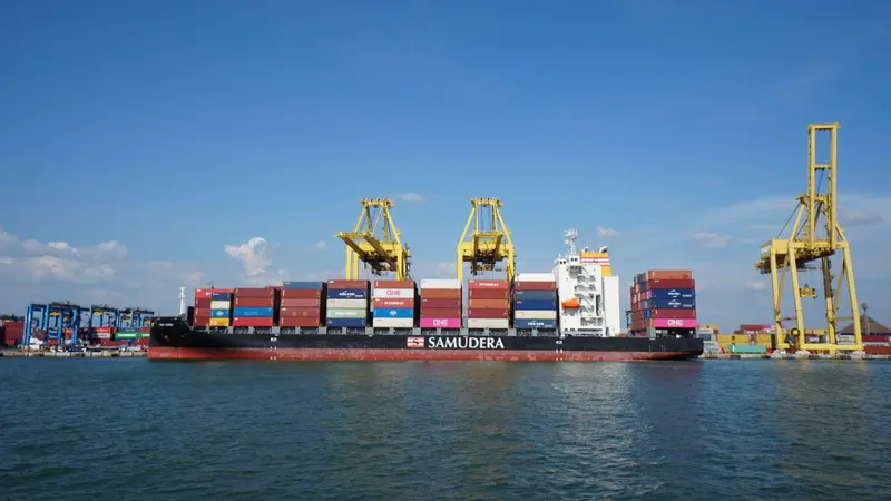 Kegiatan angkut kontainer ekspor dan impor oleh Samudera Indonesia