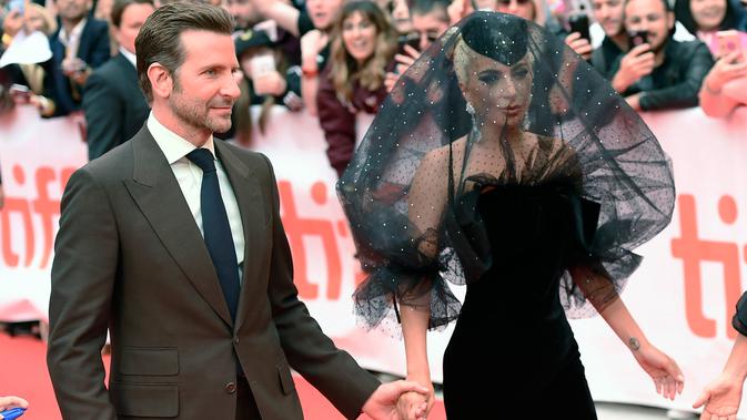 Lady Gaga dan Bradley Cooper tiba di karpet merah menghadiri pemutaran film 