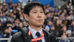 Pelatih Timnas Jepang, Hajime Moriyasu, berdiri saat menyanyikan lagu kebangsaan mereka sebelum dimulainya pertandingan kualifikasi Piala Dunia antara Jepang dan Bahrain di Stadion Saitama di Saitama, Jepang, Kamis, 20 Maret 2025. (Foto AP/Eugene Hoshiko)