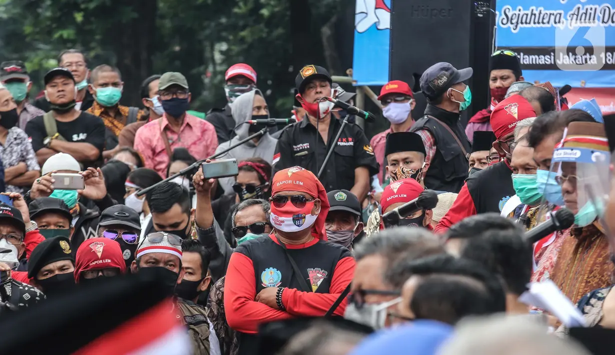 Suasana deklarasi Koalisi Aksi Menyelamatkan Indonesia (KAMI) di Tugu Proklamasi, Jakarta, Selasa (18/8/2020). Deklarasi ini mengabaikan protokoler kesehatan dan jaga jarak sehingga berisiko penularan covid-19. (Liputan6.com/Faizal Fanani)