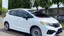 Honda Jazz RS tampak manis dengan pelek kaleng dan ban white strip. (Source: Instagram/@titozadry)