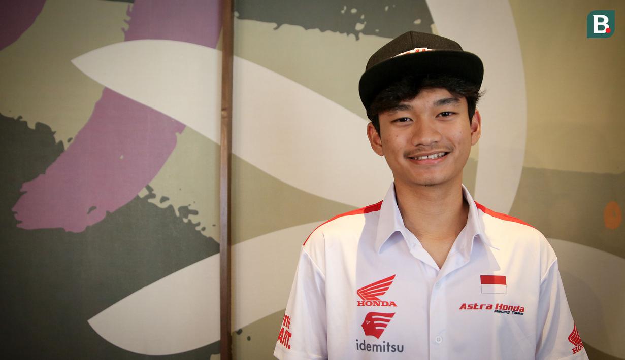 <p>Pembalap Astra Honda Racing Team, Fadillah Arbi Aditama berpose di depan fotografer setelah melakukan wawancara di Penang Bistro Gatot Subroto, Jakarta Selatan, Senin (24/07/2023). (Bola.com/Bagaskara Lazuardi)</p>