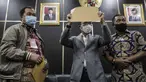 Koordinator MAKI Boyamin Saiman (kiri) menyerahkan salinan surat jalan Djoko Tjandra kepada Ketua Komisi III DPR Herman Herry di Kompleks Parlemen, Jakarta, Selasa (14/7/2020). Komisi III DPR diminta mengawasi polemik buron kasus korupsi hak tagih Bank Bali tersebut. (Liputan6.com/Johan Tallo)