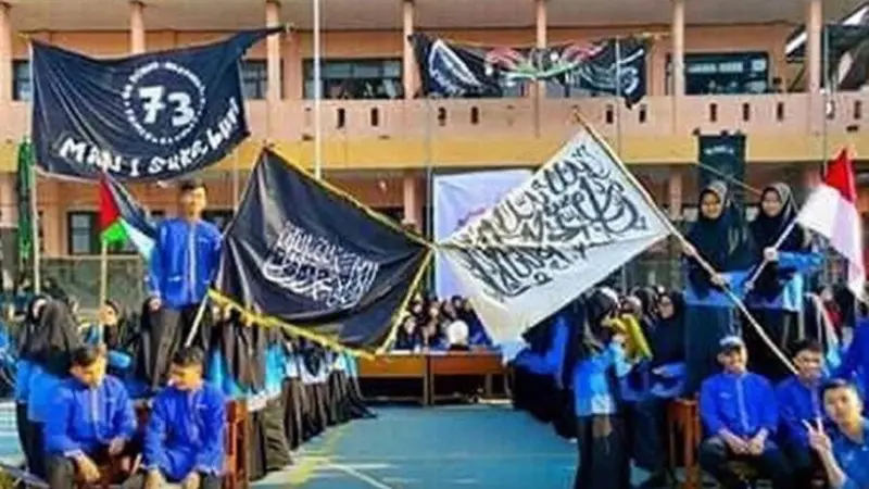 Pengibaran Bendera Ormas Terlarang