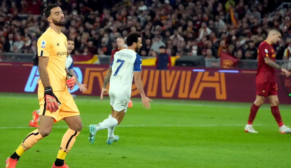 Pemain Lazio Felipe Anderson (tengah) melakukan selebrasi usai mencetak gol ke gawang AS Roma pada pertandingan sepak bola Liga Italia di Stadion Olimpiade Roma, Italia, 6 November 2022. (AP Photo/Gregorio Borgia)