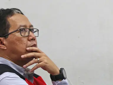 Mantan pelaksana tugas (Plt) Ketua Umum PSSI Joko Driyono mendengarkan keterangan saksi saat mengikuti sidang lanjutan kasus dugaan penghilangan barang bukti pengaturan skor di Pengadilan Negeri Jakarta Selatan, Jakarta, Selasa (28/5/2019). (Liputan6.com/Herman Zakharia)