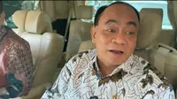 Menteri Koperasi dan UKM&nbsp;Budi Arie Setiadi&nbsp;tampak buru-buru menghindari wartawan ketika dihujani pertanyaan mengenai kasus judi online di Kominfo, Rabu (5/11/2024). (Merdeka.com/Muhammad Genantan Saputra)