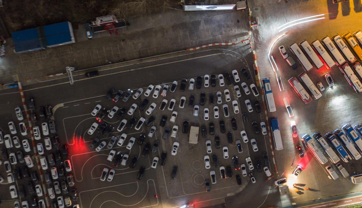 Foto pada 21 Maret 2020 menunjukkan pemandangan udara dari sebuah bioskop kendara atau drive-in cinema di Seoul, Korea Selatan. Jenis bioskop ini menjadi pilihan yang lebih bagi warga Seoul untuk menikmati film di tengah pandemi virus corona Covid-19 yang mewabah di sejumlah negara. (Ed JONES/AFP)